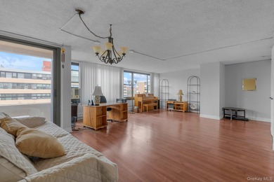 Beach Home For Sale in Beechhurst, New York