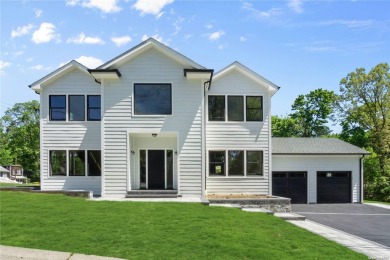 Beach Home For Sale in Oyster Bay, New York