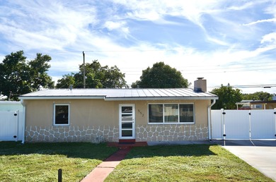 Beach Home For Sale in West Palm Beach, Florida