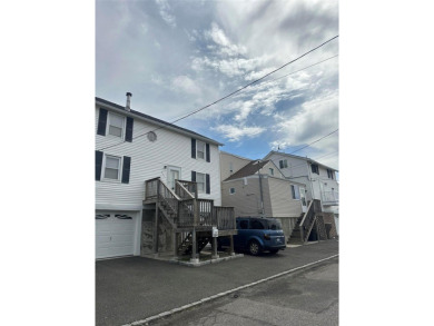 Beach Townhome/Townhouse Sale Pending in Lindenhurst, New York