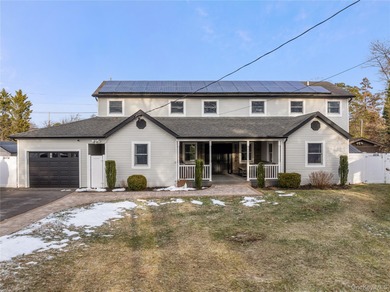 Beach Home For Sale in Oakdale, New York