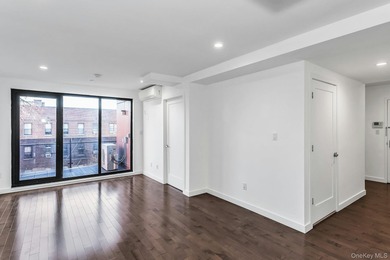 Beach Condo For Sale in Bayside, New York