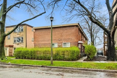 Beach Townhome/Townhouse For Sale in Skokie, Illinois