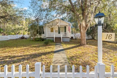 Beach Home For Sale in Yankeetown, Florida