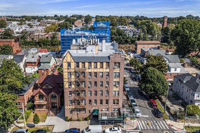 Beach Home For Sale in Flushing, New York