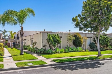 Beach Townhome/Townhouse Active Under Contract in Huntington Beach, California