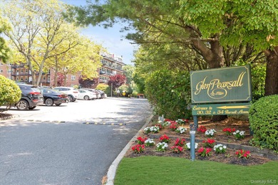 Beach Home For Sale in Glen Cove, New York