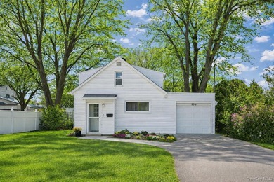 Beach Home For Sale in Lindenhurst, New York