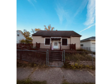 Beach Home Active Under Contract in Benton Harbor, Michigan