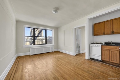 Beach Condo For Sale in Forest Hills, New York