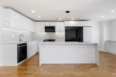 Beach Condo For Sale in Bayside, New York