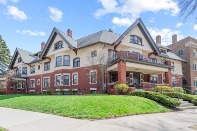Beach Condo For Sale in Milwaukee, Wisconsin