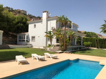Luxury 5 bedroom villa with pool on Bonalba Golf Resort - Beach Home for sale in Mutxamel, Valencian Community on Beachhouse.com