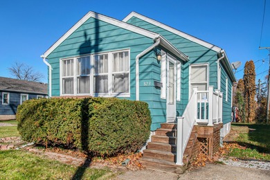 Beach Home Active Under Contract in Saint Joseph, Michigan