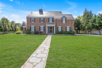 Beach Home For Sale in Glen Cove, New York