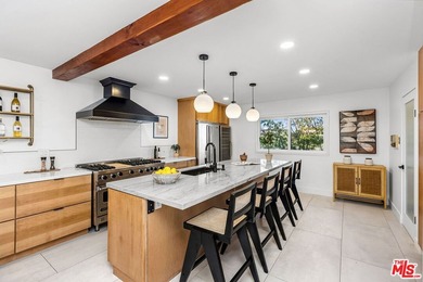 Beach Townhome/Townhouse Active Under Contract in Marina Del Rey, California