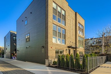 Beach Townhome/Townhouse For Sale in Chicago, Illinois