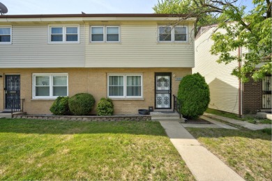 Beach Townhome/Townhouse Sale Pending in Chicago, Illinois