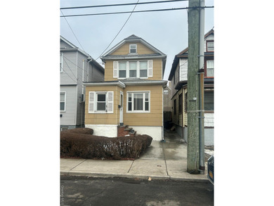 Beach Home For Sale in Flushing, New York