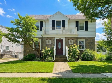 Beach Home Sale Pending in Atlantic Beach, New York