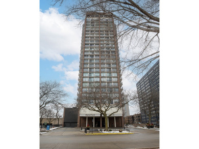 Beach Condo Active Under Contract in Chicago, Illinois