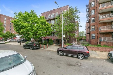 Beach Condo For Sale in Forest Hills, New York
