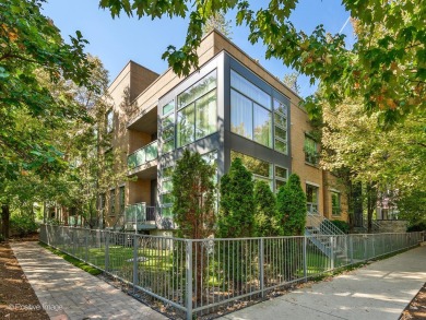 Beach Townhome/Townhouse Sale Pending in Chicago, Illinois