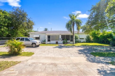 Beach Townhome/Townhouse Sale Pending in Hollywood, Florida