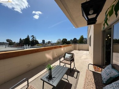 Beach Condo For Sale in Oakland, California