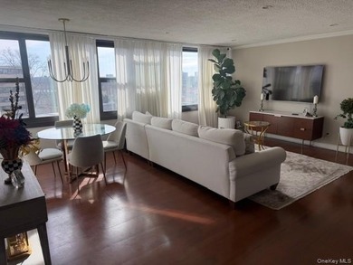 Beach Home For Sale in Beechhurst, New York