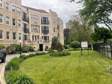 Beach Condo For Sale in Chicago, Illinois