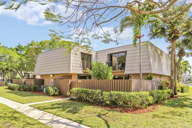 Beach Townhome/Townhouse Sale Pending in West Palm Beach, Florida