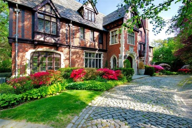 Beach Home For Sale in Manhasset, New York