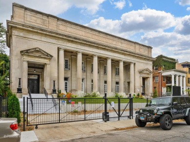 Beach Townhome/Townhouse For Sale in Chicago, Illinois