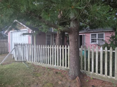 Beach Home For Sale in Laurel, New York