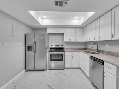 Beach Townhome/Townhouse For Sale in Tamarac, Florida