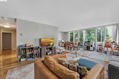 Beach Condo For Sale in Oakland, California