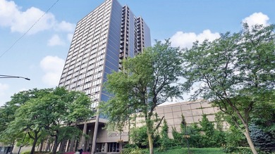 Beach Condo Active Under Contract in Chicago, Illinois