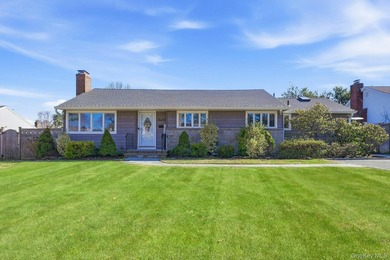 Beach Home For Sale in Glen Cove, New York
