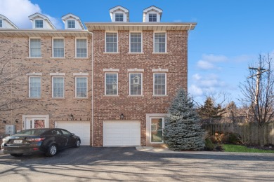 Beach Townhome/Townhouse Sale Pending in Evanston, Illinois