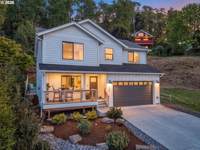 Beach Home For Sale in Astoria, Oregon