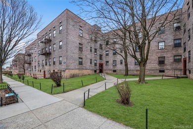 Beach Home For Sale in Flushing, New York