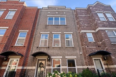 Beach Townhome/Townhouse For Sale in Chicago, Illinois