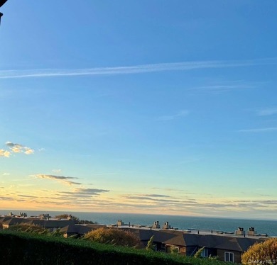 Beach Condo For Sale in Baiting Hollow, New York