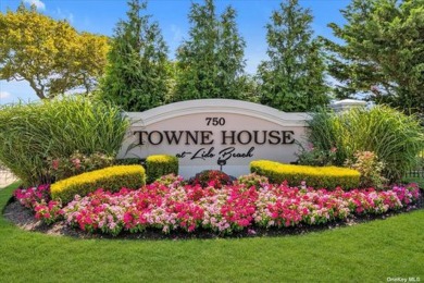 Beach Townhome/Townhouse For Sale in Lido Beach, New York