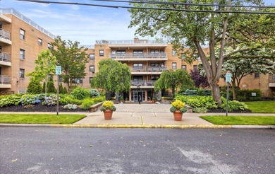 Beach Home Sale Pending in Great Neck, New York