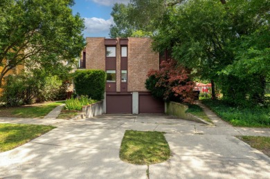 Beach Townhome/Townhouse For Sale in Evanston, Illinois