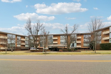 Beach Condo Active Under Contract in Lake Forest, Illinois