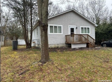 Beach Home For Sale in Ridge, New York