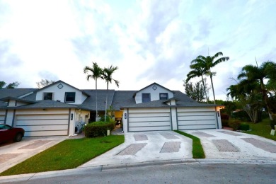 Beach Townhome/Townhouse For Sale in Greenacres, Florida